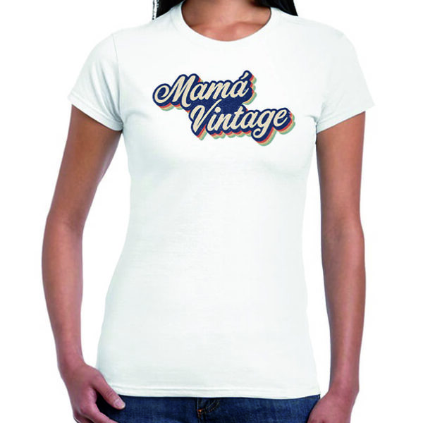 Mujer con camiseta blanca diseño vintage