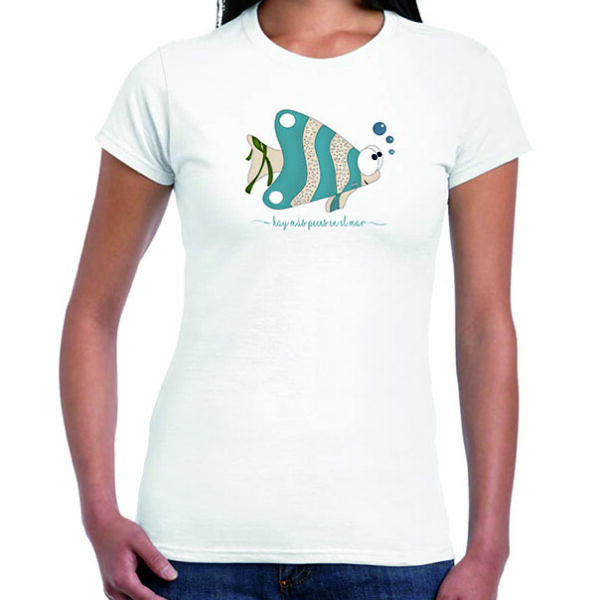 mujer con camiseta con pez simpático
