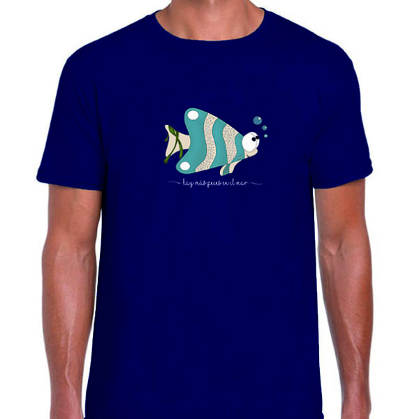 hombre con camiseta azul y un pez simpático